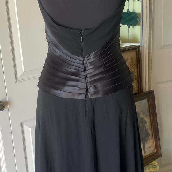 Tadashi Shoji | Silk Chiffon Halter Party Dress.  Size 2. Feminine. Black tie - Picture 6 of 11